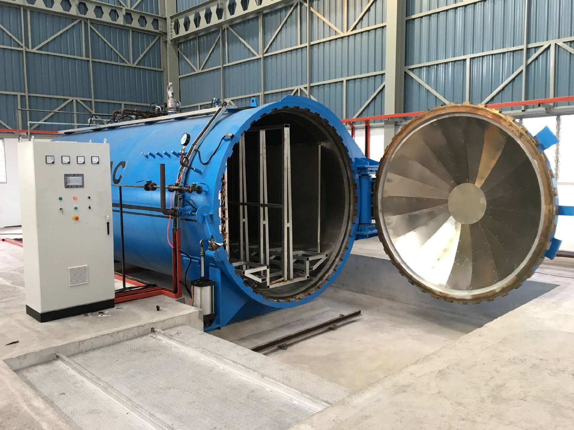 أوتوكلاف الزجاج لسينوماك لتصنيع زجاجات الأمام للباصات تم تركيبه وضبطه بنجاح في ماليزيا