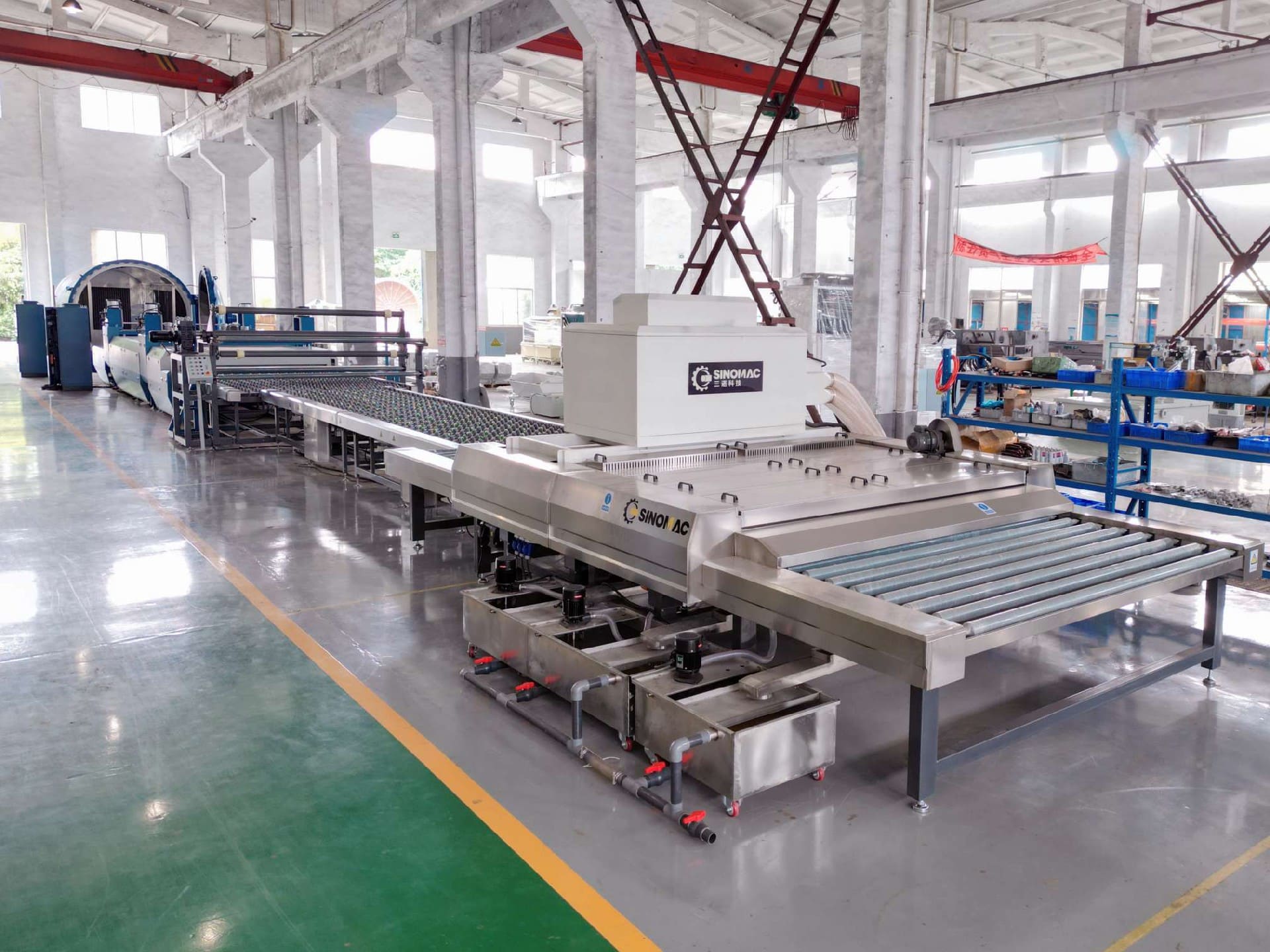 تشانغتشو سينوماك تُحقق النجاح في تركيب وضبط خط إنتاج زجاج طبقي شبه أوتوماتيكي في إندونيسيا